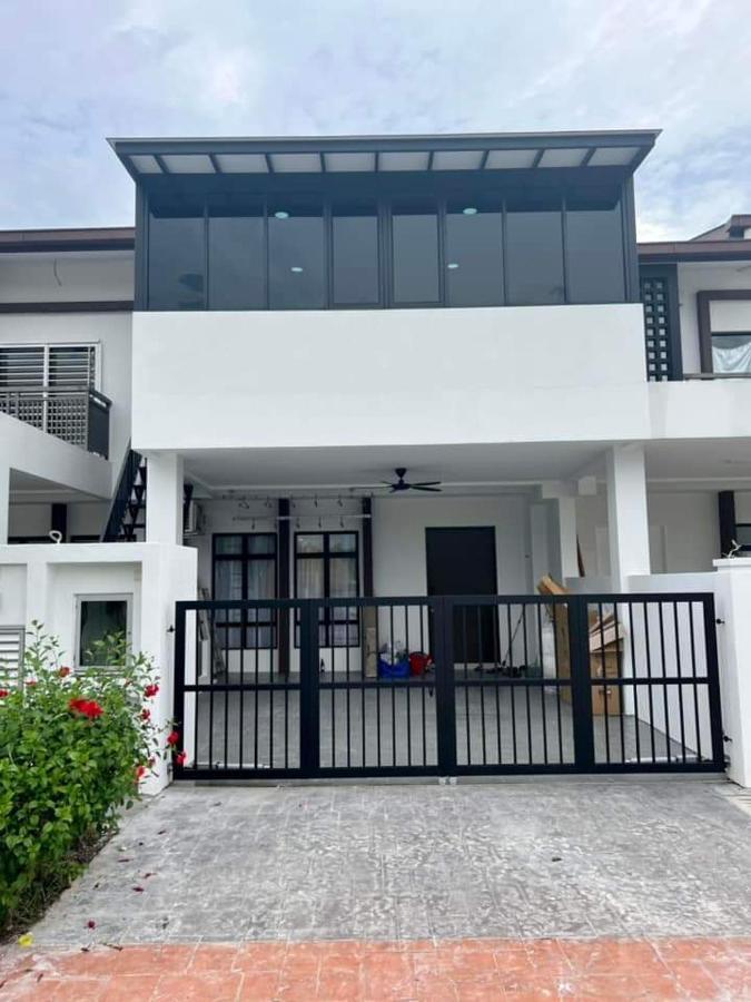 Faridz Homestay At Myra Saujana Kampong Simpang Empat Exterior foto