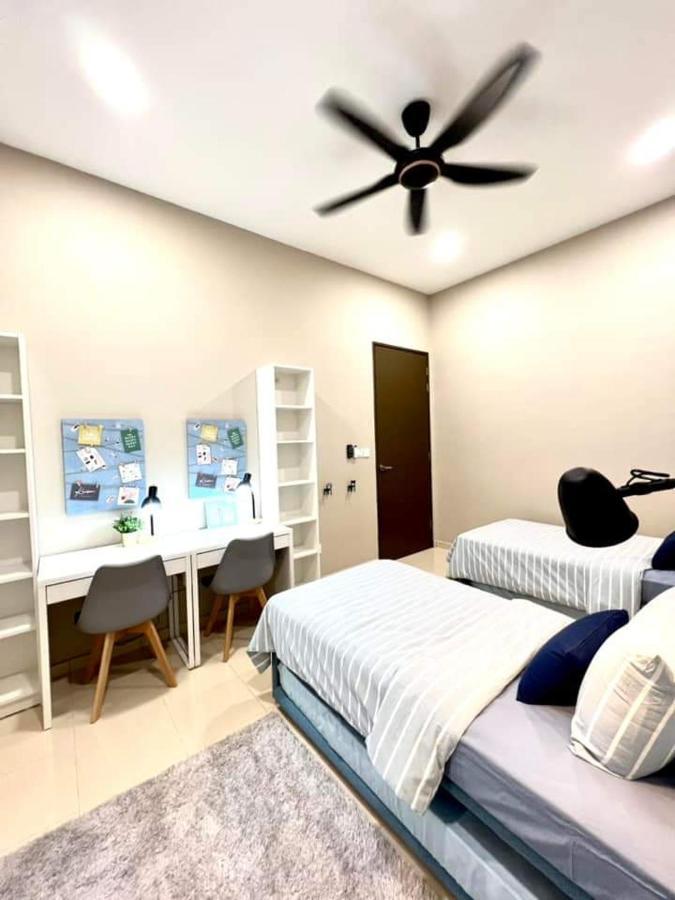 Faridz Homestay At Myra Saujana Kampong Simpang Empat Exterior foto